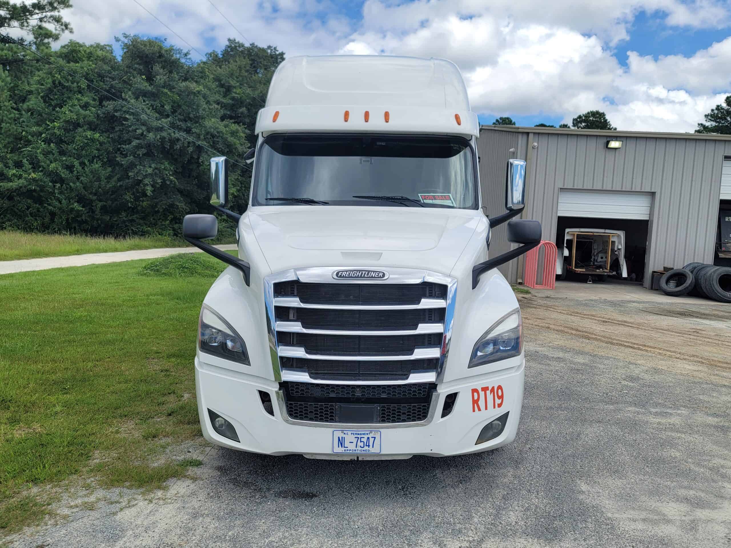 Used Freightliner Cascadia CA126SLP Semi Truck 8071834